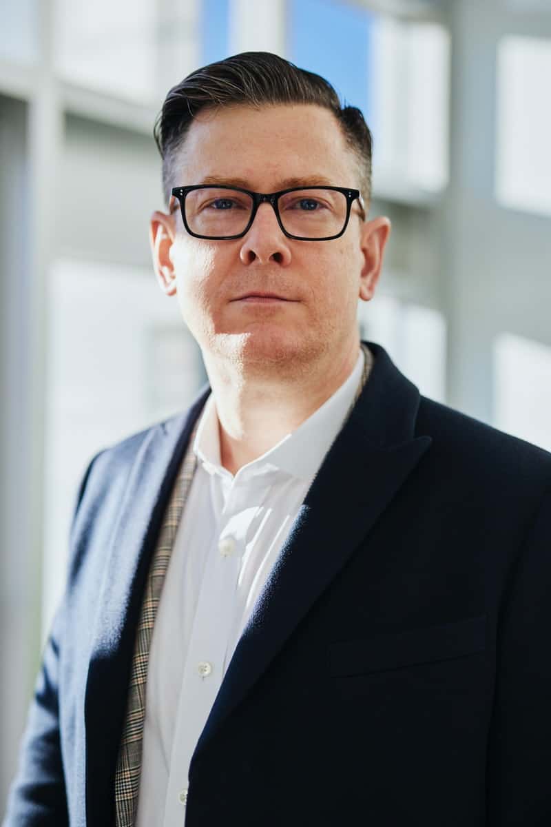 Photo par LinkedIn Sales Solutions man standing beside wall